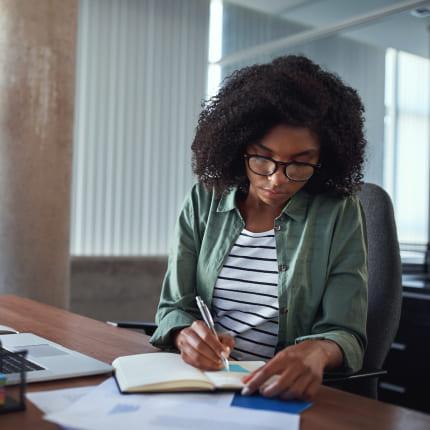 A digital marketing agency expert working on a content marketing project